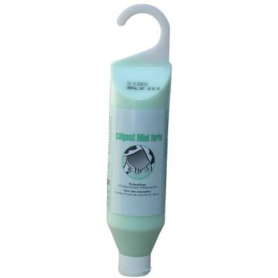 Calgonit Mint Forte Euterpflege, 500ml Flasche auf einem Melkstand, im Hintergrund eine Kuh